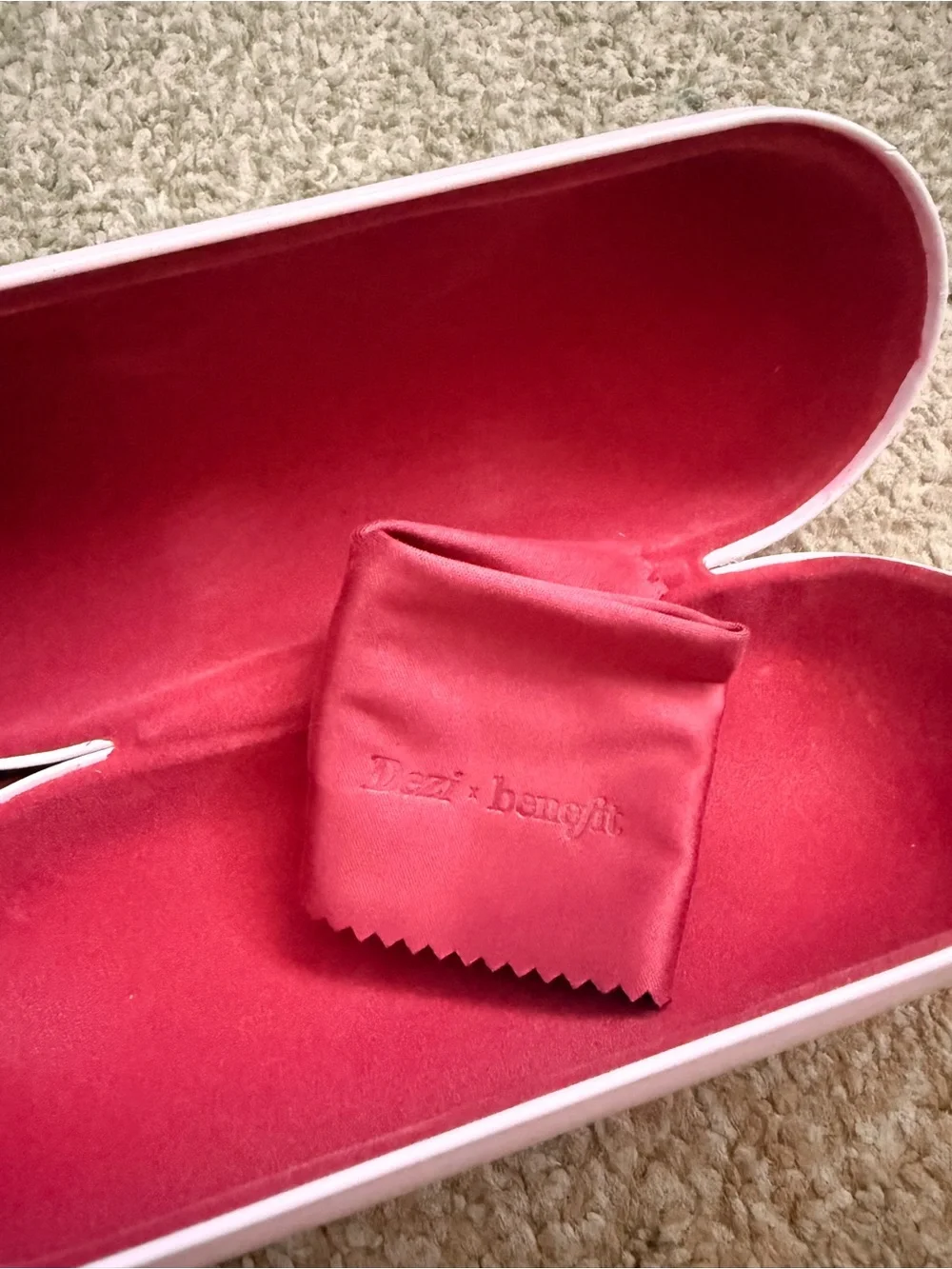 Sunglass/eyewear case.